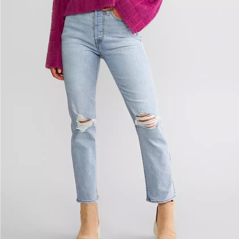 Levi's Women's Wedgue Straight Jeans in light wash